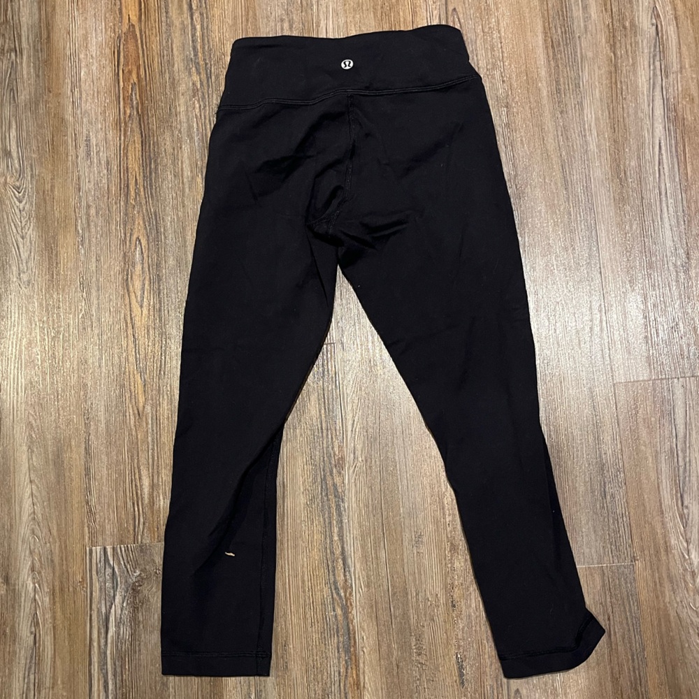 LULULEMON size 2 cropped black leggings with a design